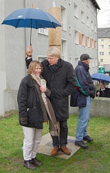 Ulrich Sierau hält schützend den Schirm über Ulrike Fischer