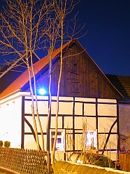 Sturmsicher u. dezent vor Fachwerk-Denkmal